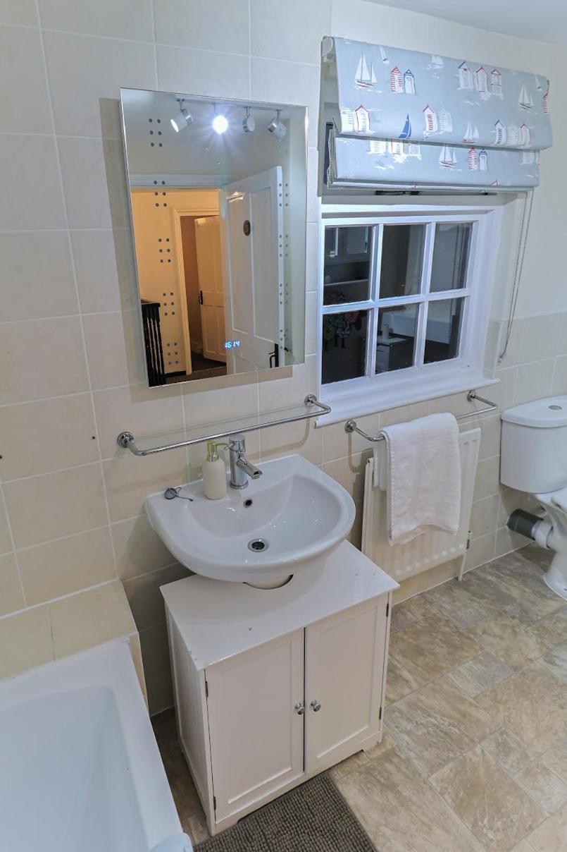 Bay Tree Cottage, Sleeps 7 Close To The Marina Burnham-on-Crouch Exterior photo