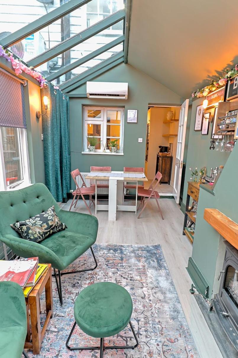 Bay Tree Cottage, Sleeps 7 Close To The Marina Burnham-on-Crouch Exterior photo